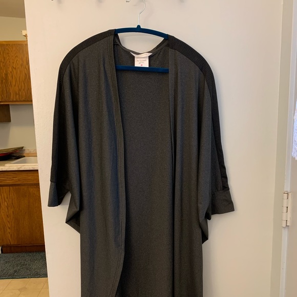 Cadenshae maternity activewear brand cardigan / wrap. Size large. - Picture 5 of 5